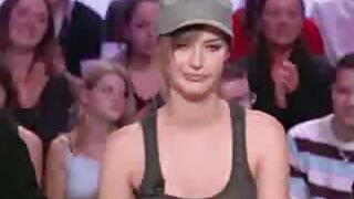 De film porno viol gratuit beaux hommes baisent une blonde sur le lit avec une double pénétration