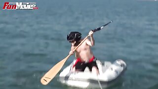 Une foule d'hommes a arraché le cul d'une jeune film porno vf blonde lors d'une baise en groupe