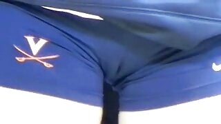 Une fille mince a donné à sexe xxx fr une foule d'hommes de se baiser dans un cul étroit